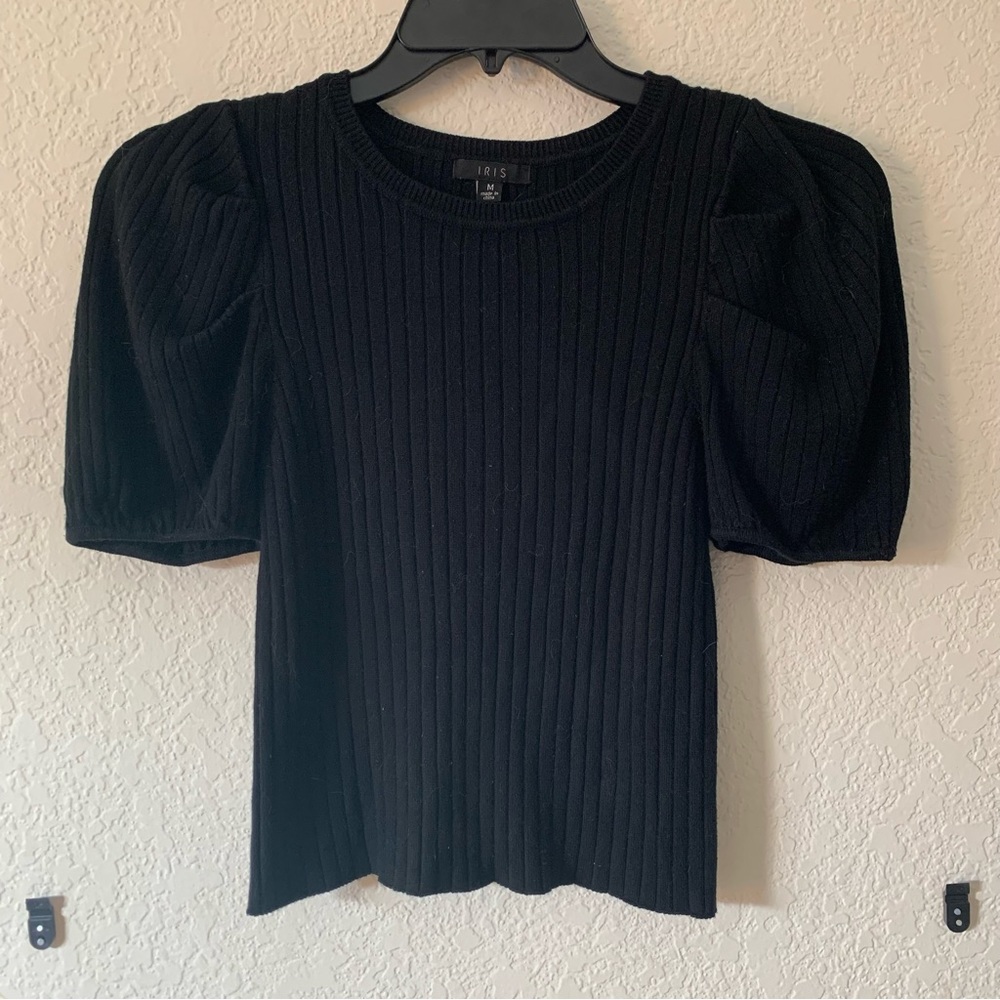 IRIS black ribbed top with poof sleeves